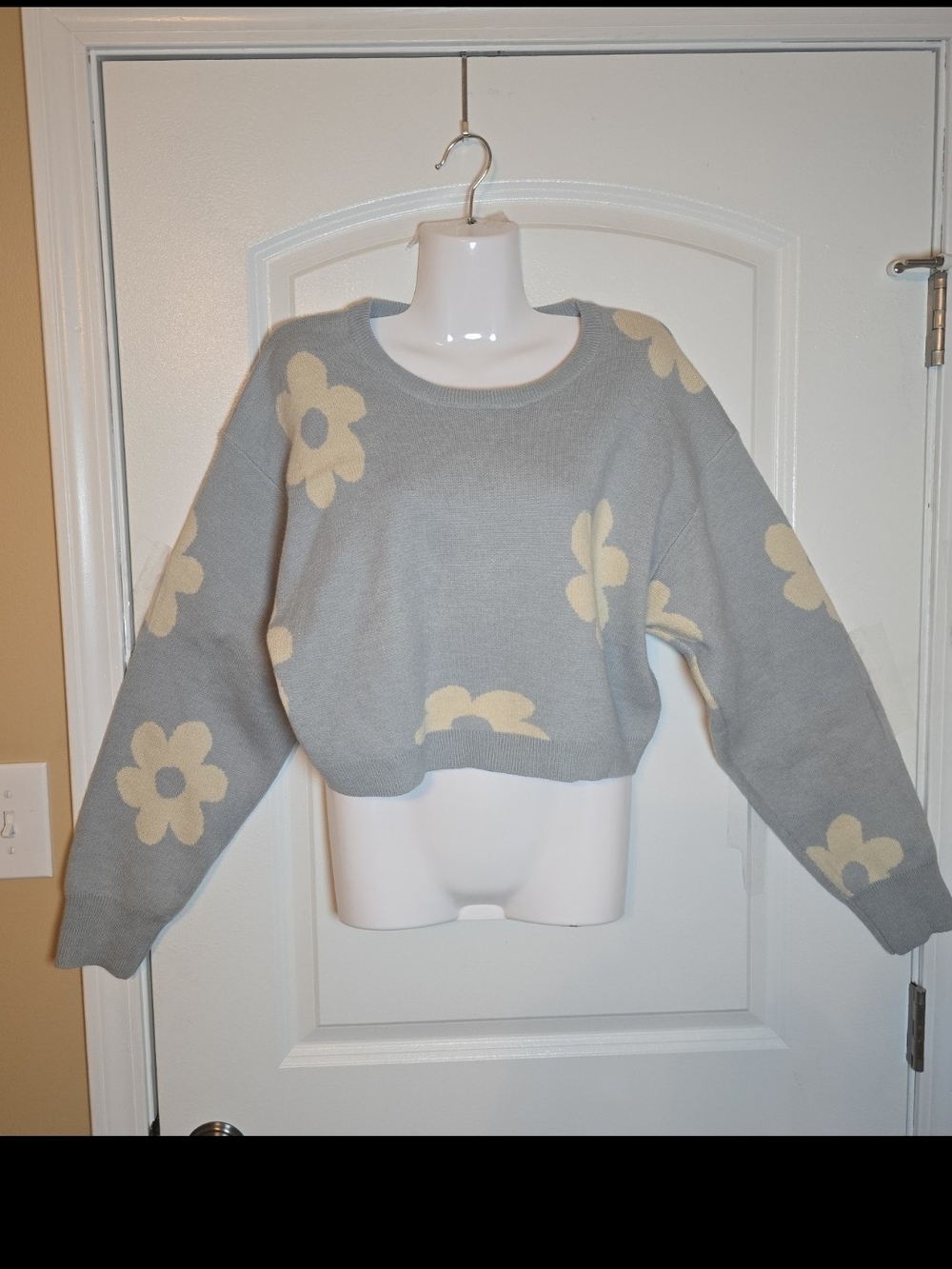 LANE 201 daisy floral blue/cream sweater medium